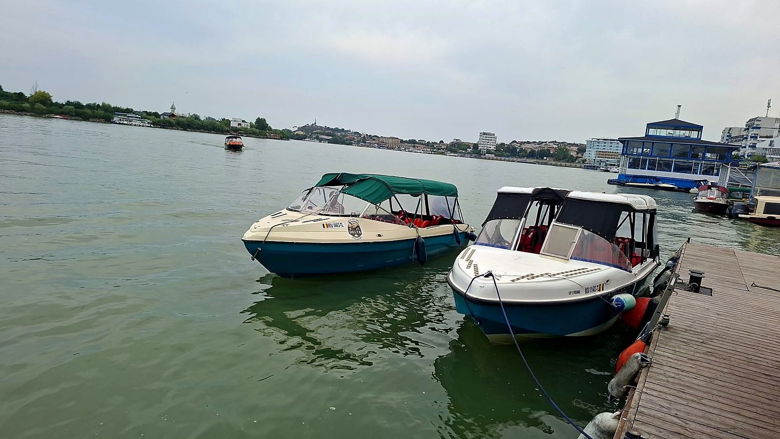 Bărcile noastre acostate la ponton în Portul Tulcea